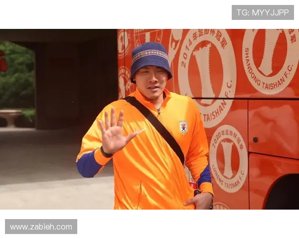泰山队赛后谢场 王大雷深鞠躬致歉韩鹏带队向球迷致意
